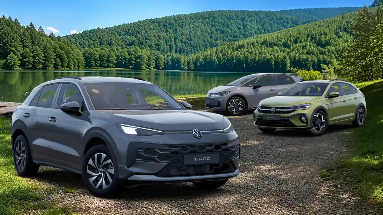 VW T-Roc, VW Taigo und VW ID.3 Neo parken an einem See.