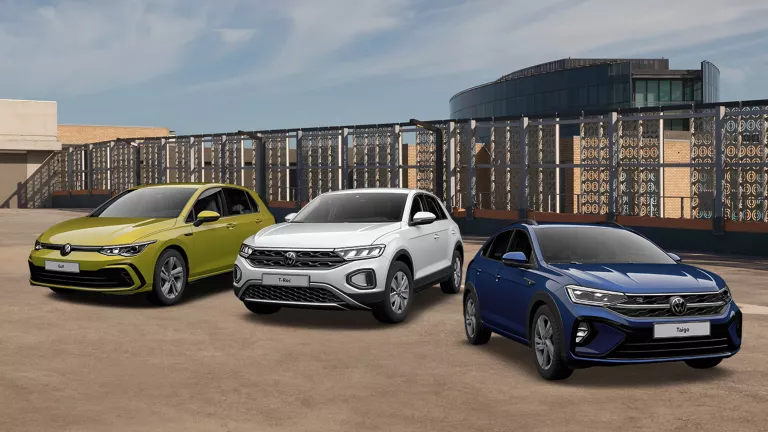VW T-Roc, VW Taigo und VW Golf R-Line parken an einem Strand.