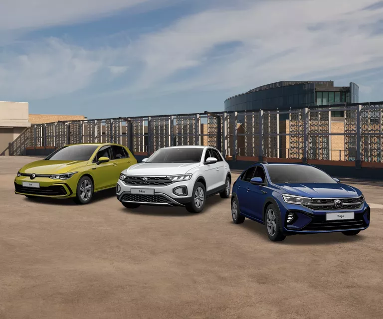 VW T-Roc, VW Taigo und VW Golf R-Line parken an einem Strand.