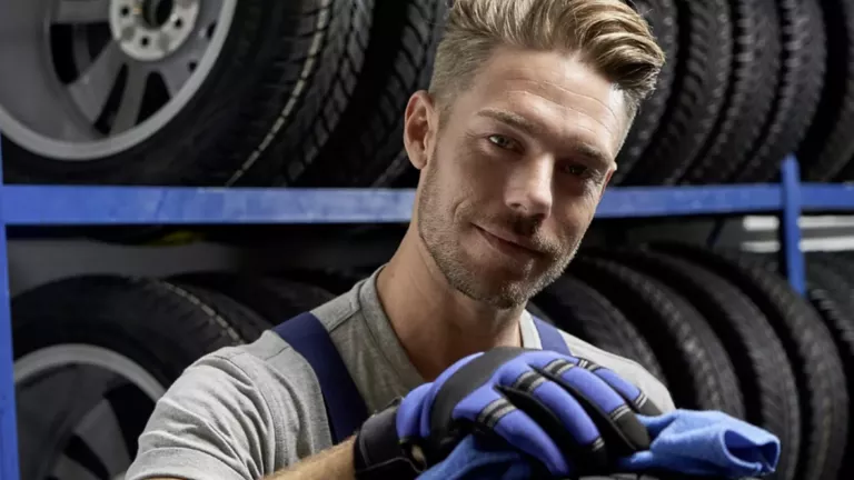 Ein Mechaniker in einem Reifenlager.