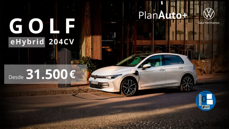Un Volkswagen Golf Híbrido blanco aparcado en una acera