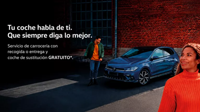 Un hombre acercándose a un Volkswagen azul con una mujer en primer plano