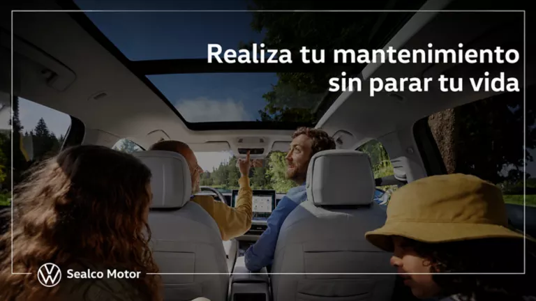 Una familia dentro de un Volkswagen