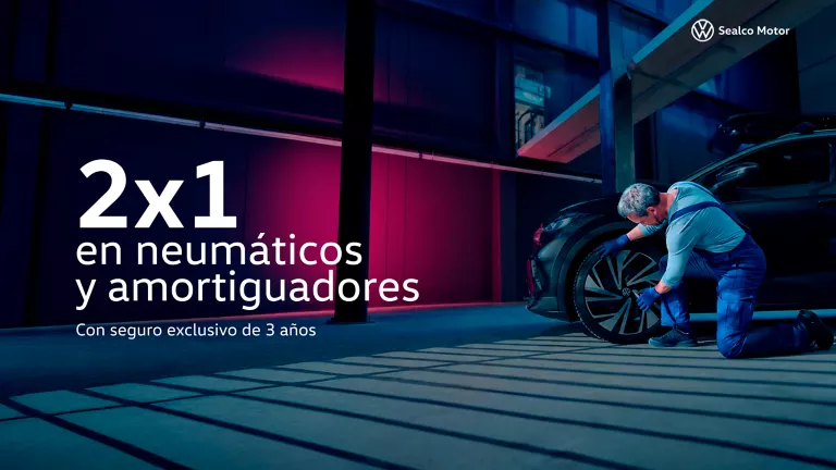 Un mecánico colocando una rueda con el texto de la promo