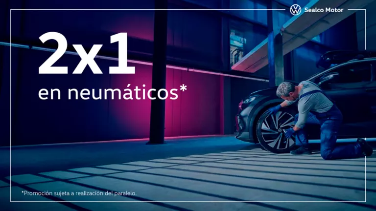 Un mecánico colocando una rueda con el texto de la promo