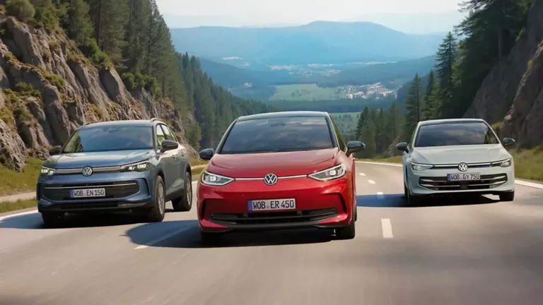 Tres Volkswagen circulando entre dos montañas