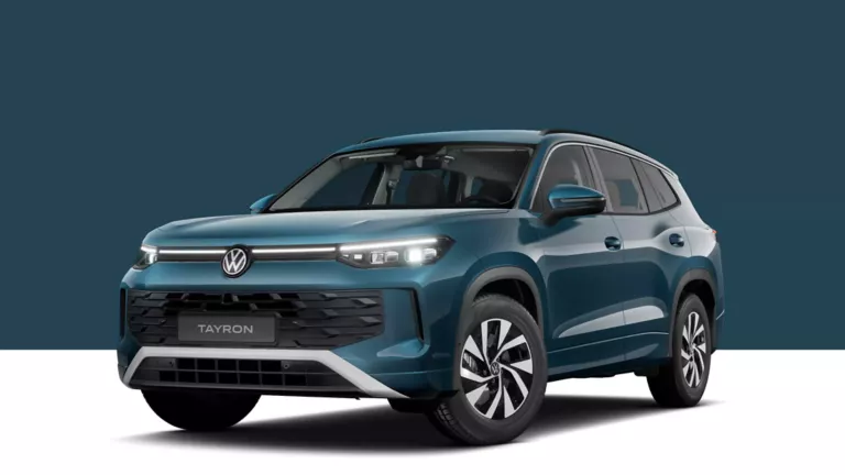 Volkwagen Tayron azul turquesa sobre fondo azul