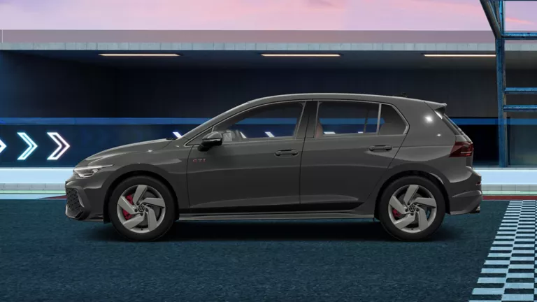 Seitenansicht eines grauen Golf Sportwagens mit fünf Türen und sportlichen Felgen, auf einer Rennstrecke mit blauen und grauen Markierungen.