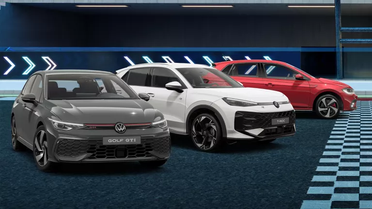 Drei Volkswagen Modelle nebeneinander in einem Parkhaus, beleuchtete Pfeile an der Wand.