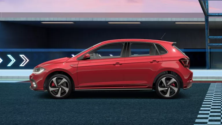 Seitenansicht eines roten Polo Sportwagens mit fünf Türen und sportlichen Felgen, auf einer Rennstrecke mit blauen und grauen Markierungen.