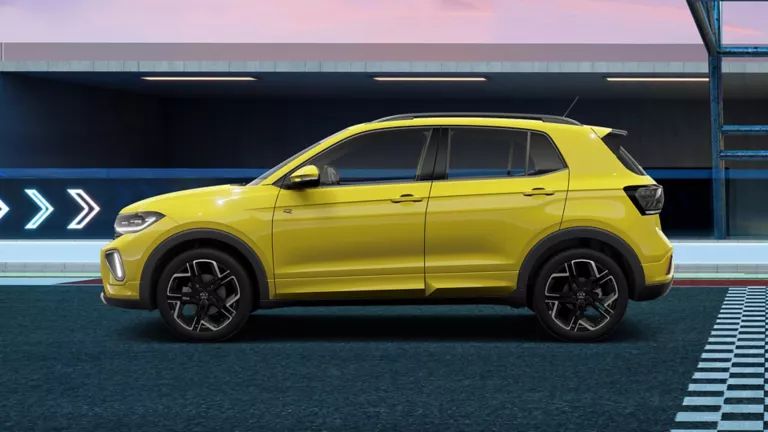 Seitenansicht eines gelben T-Cross Sportwagens mit fünf Türen und sportlichen Felgen, auf einer Rennstrecke mit blauen und grauen Markierungen.