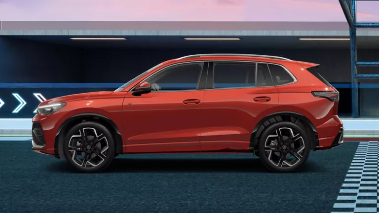 Seitenansicht eines roten Tiguan Sportwagens mit fünf Türen und sportlichen Felgen, auf einer Rennstrecke mit blauen und grauen Markierungen.