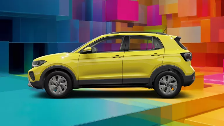 Seitenansicht eines gelben VW T-Cross vor einem bunten, geometrischen Hintergrund aus leuchtenden 3D-Blöcken.