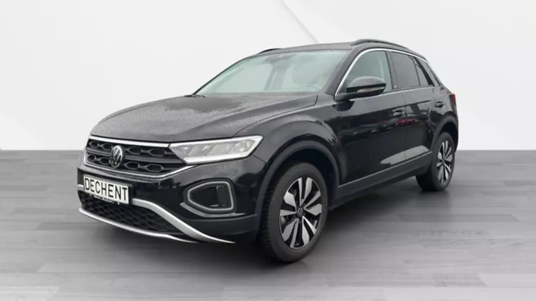 Ein weißer VW T-Roc GOAL im Halbprofil.