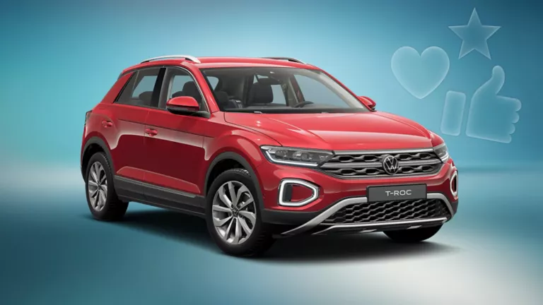 Roter VW T-Roc SUV von vorne rechts vor blauem Hintergrund
