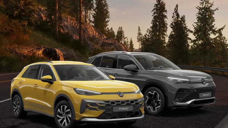 T-Roc und Tiguan im Wald mit herbstlichen Bäumen