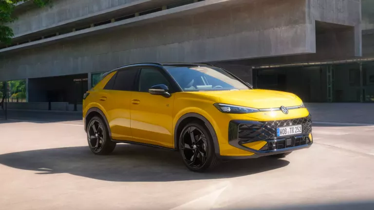 Un T-Roc Jaune vue de 3/4 avant.