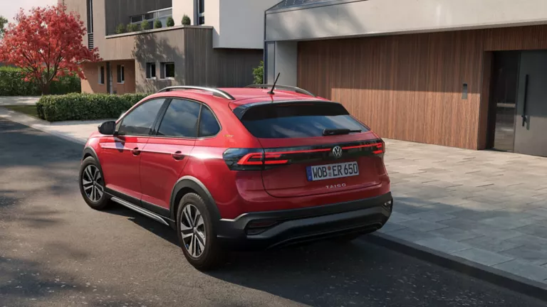 Roter VW Taigo ENERGY in Wohnstraße