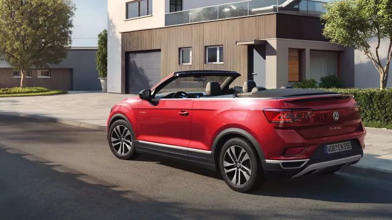 Roter VW T-Roc Cabriolet ENERGY in Wohnstraße