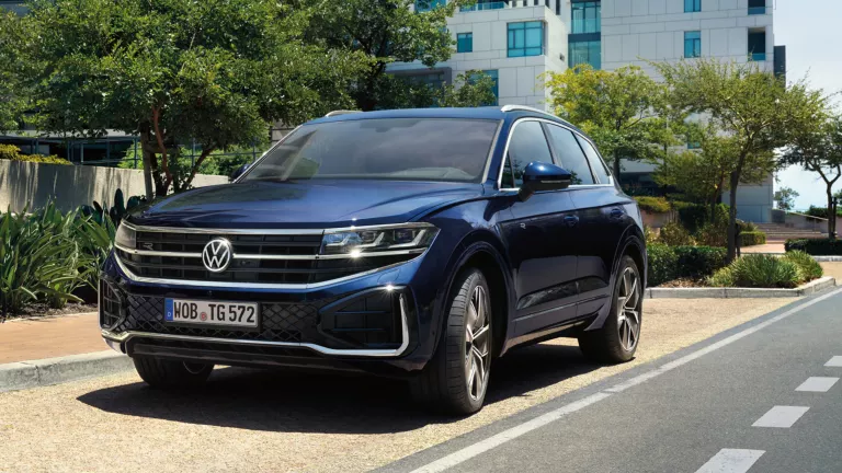 Ein VW Touareg R-Line parkt am Straßenrand, Ansicht von schräg vorne.