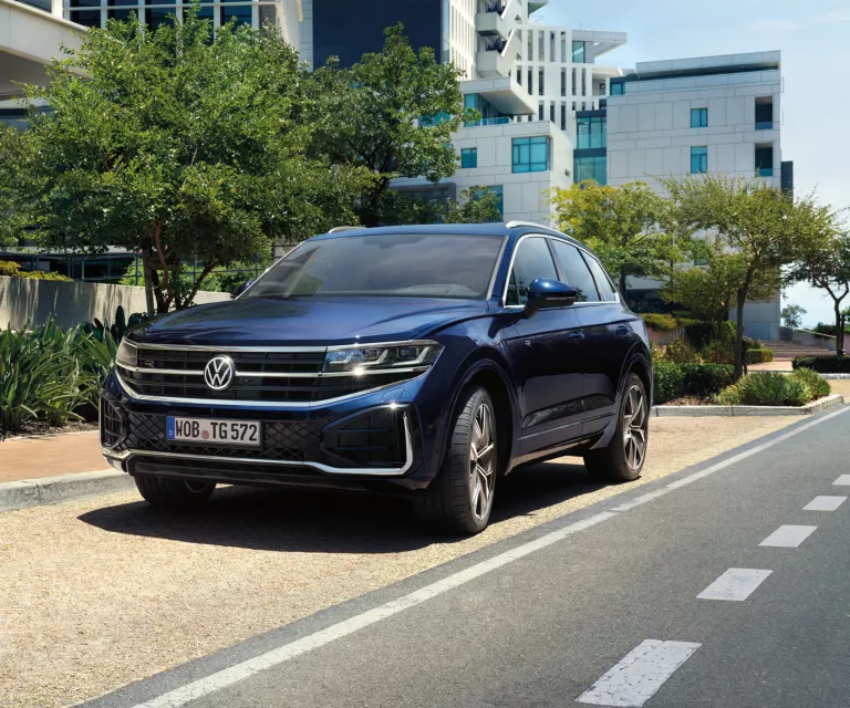 Ein VW Touareg R-Line parkt am Straßenrand, Ansicht von schräg vorne.