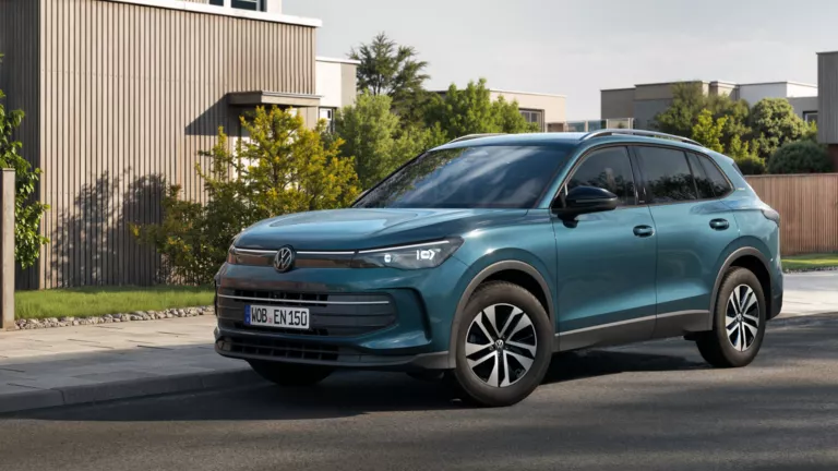 VW Tiguan Energy in Blau vor einem Haus.