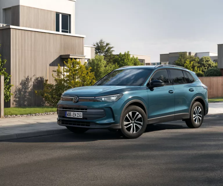 VW Tiguan Energy in Blau vor einem Haus.