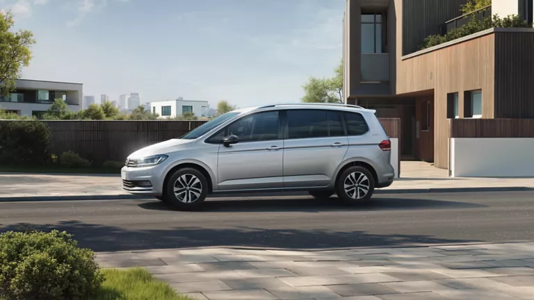 Silberner VW Touran ENERGY in Wohnstraße