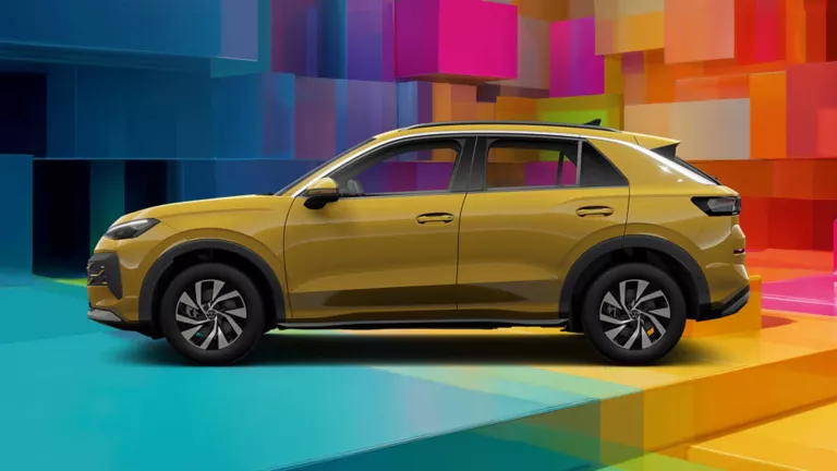 Seitenansicht eines gelben VW T-Roc vor einem bunten, geometrischen Hintergrund aus leuchtenden 3D-Blöcken.