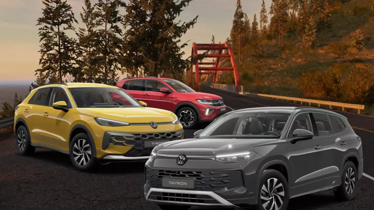 Drei geparkte VW-SUV-Modelle in Gelb, Rot und Grau am Straßenrand, mit Herbstbäumen im Hintergrund.