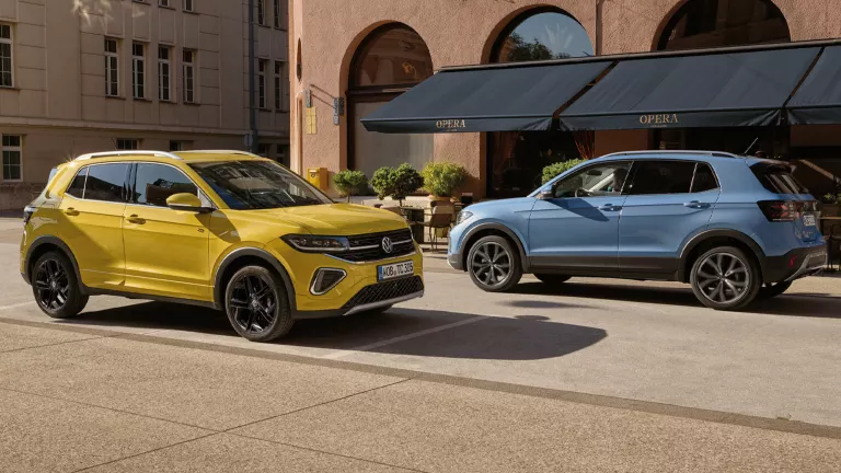 Weißer VW T-Cross mit fünf Türen, LED-Scheinwerfern und Radkappen, Frontansicht leicht von rechts