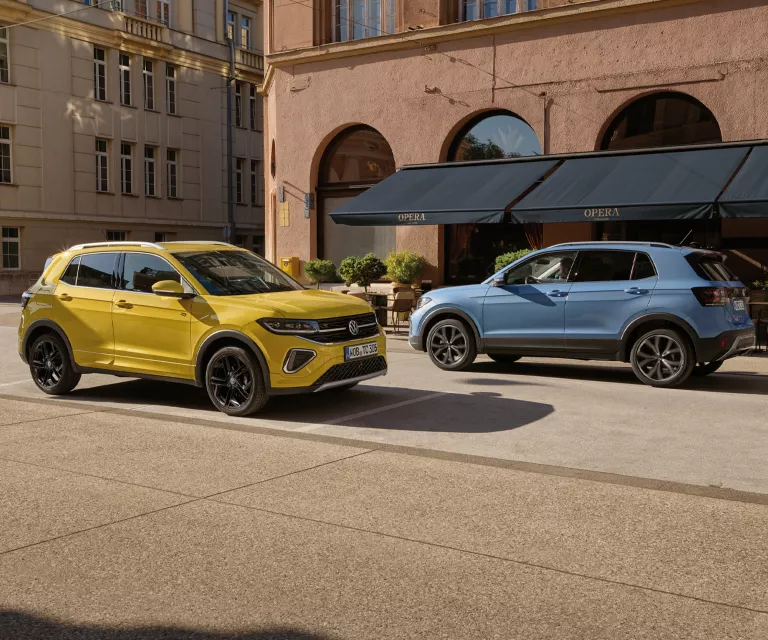 Weißer VW T-Cross mit fünf Türen, LED-Scheinwerfern und Radkappen, Frontansicht leicht von rechts