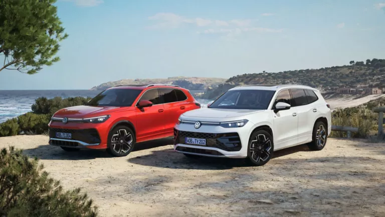 Zwei Volkswagen Tayron in der Seitenansicht.