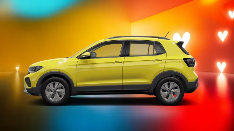 Seitliche Ansicht eines gelben VW T-Cross vor einem farbigen Hintergrund mit Herzsymbolen