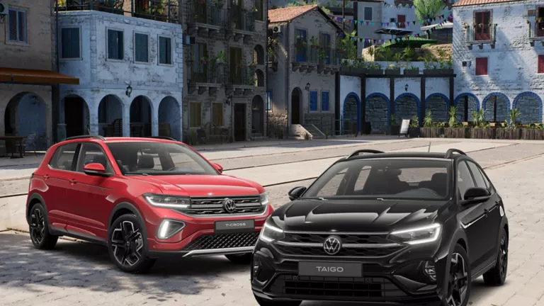 VW T-Cross und Taigo auf einemr Straße in der Stadt vor bunten Häusern