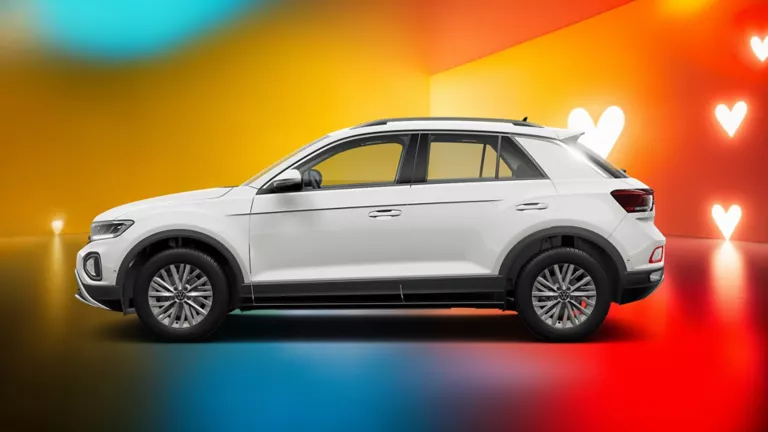 Seitliche Ansicht eines weißen VW T-Roc vor einem farbigen Hintergrund mit Herzsymbolen