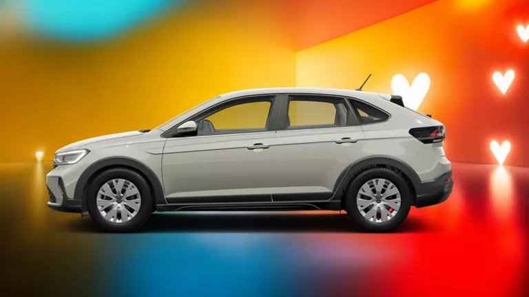 Seitliche Ansicht eines grauen VW Taigo vor einem farbigen Hintergrund mit Herzsymbolen