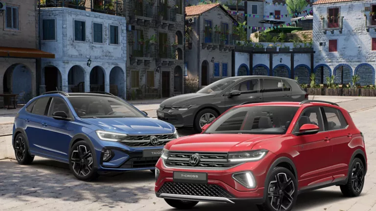 VW Taigo und T-Cross, im Hintergrund eine Stadt