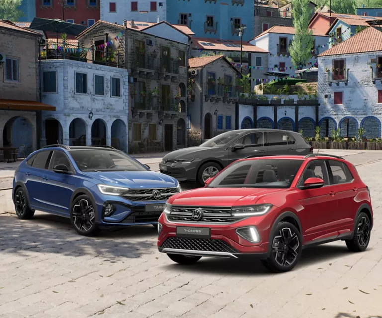 VW Taigo und T-Cross, im Hintergrund eine Stadt