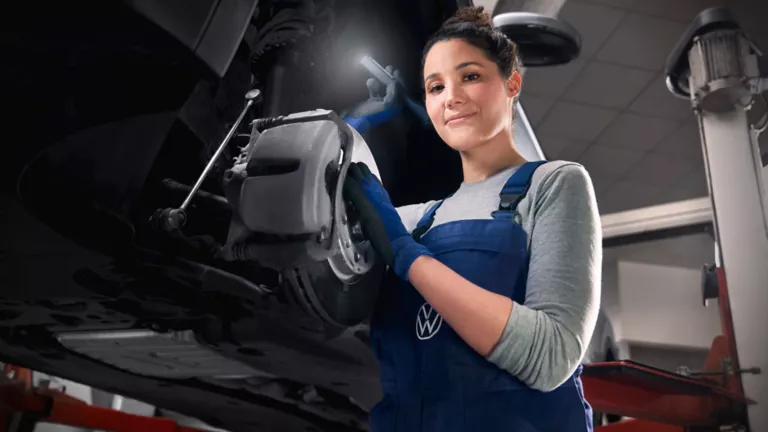 Una mujer del servicio de Volkswagen