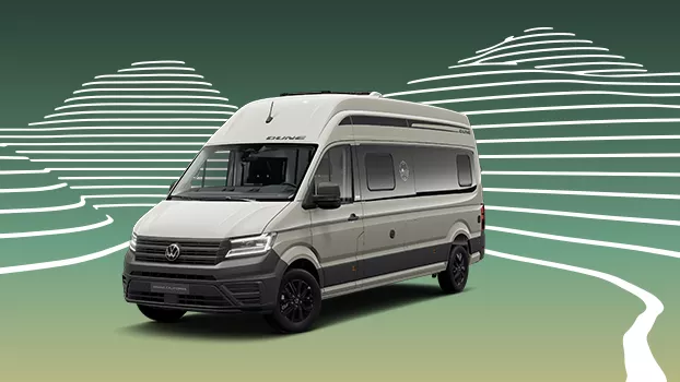 Ein VW California vor grünem Hintergrund mit weißen Streifen.