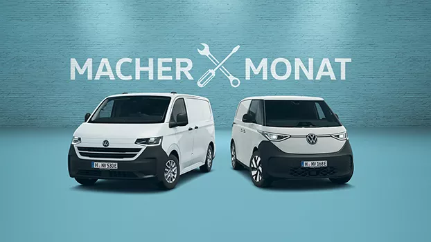 Ein VW Transporter und ID. Buzz stehen vor einer blauen Ziegelwand.