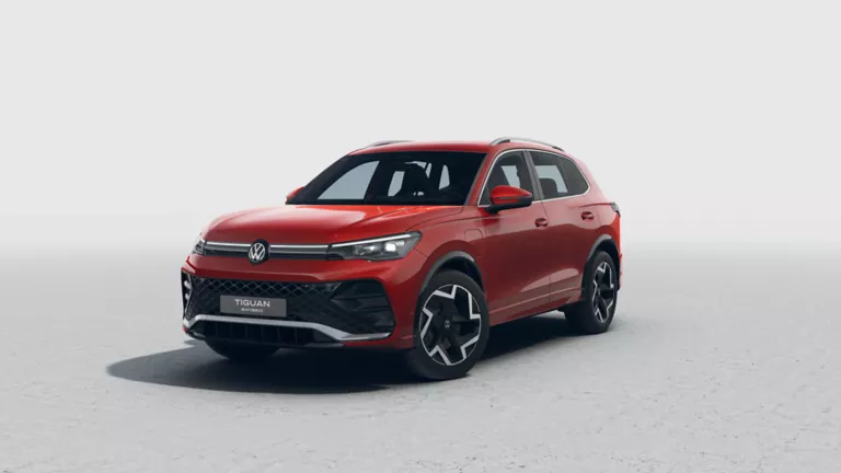 Roter VW Tiguan, 3/4 Ansicht, auf weißem Hintergrund