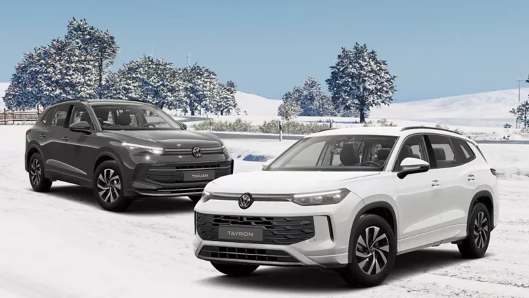 Zwei VW-Modelle stehen vor Winterlandschaft