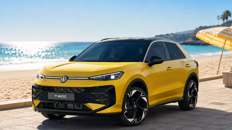 VW Golf am Strand mit Sonnenschirm