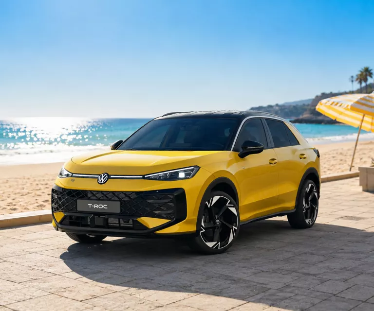 VW Golf am Strand mit Sonnenschirm
