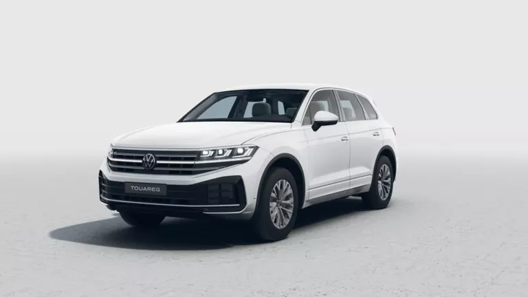 Weißer VW Touareg von vorne rechts, mit markantem Kühlergrill und LED-Scheinwerfern auf grauem Untergrund.