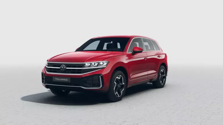 Roter VW Touareg von vorne rechts, mit markantem Kühlergrill und LED-Scheinwerfern auf grauem Untergrund.