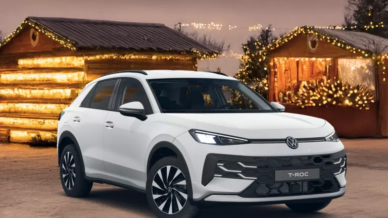 Zwei VWT-Roc, ein gelber von vorne links und ein roter von hinten rechts, vor einer Wand mit dem Schriftzug "DRIVING HOME DAYS".