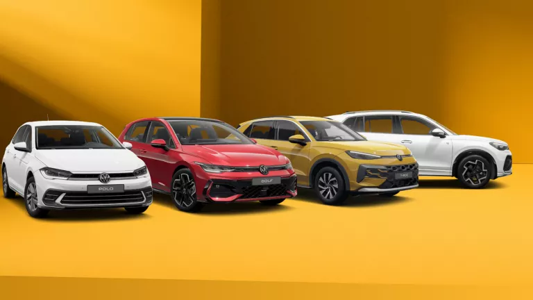 Vier VW-Modelle in weiß, rot und gelb vor orangefarbenen Hintergrund